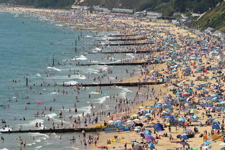 Banhistas em Bournemouth, sudeste da Inglaterra, no final do verão, quando vários países europeus haviam relaxado suas restrições contra contágio de Covid-19