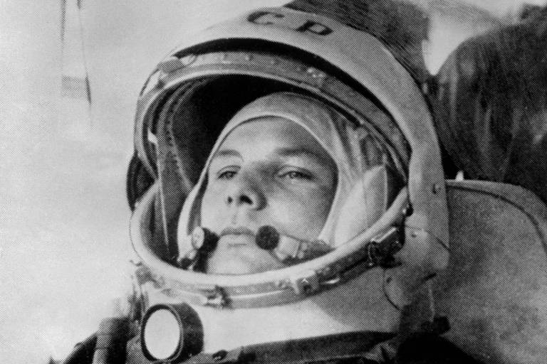 imagem em preto e branco de Yuri Gagarin com a roupa de cosmonauta