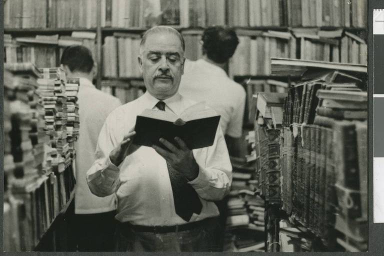 O lendário Carlos Ribeiro em sua Livraria São José, em 1967