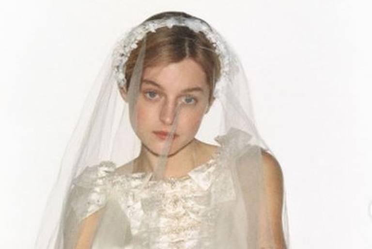 Emma Corrin faz ensaio vestida de noiva