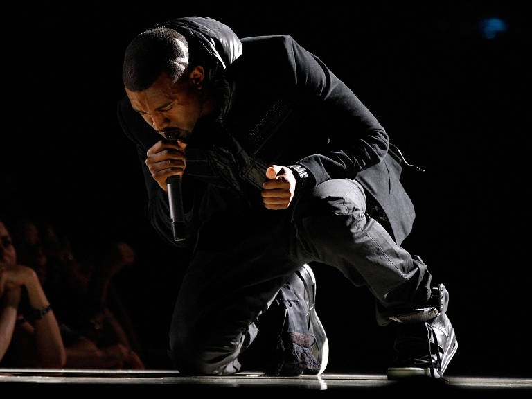 Kanye West se apresenta no Grammy em 2008, em Los Angeles
