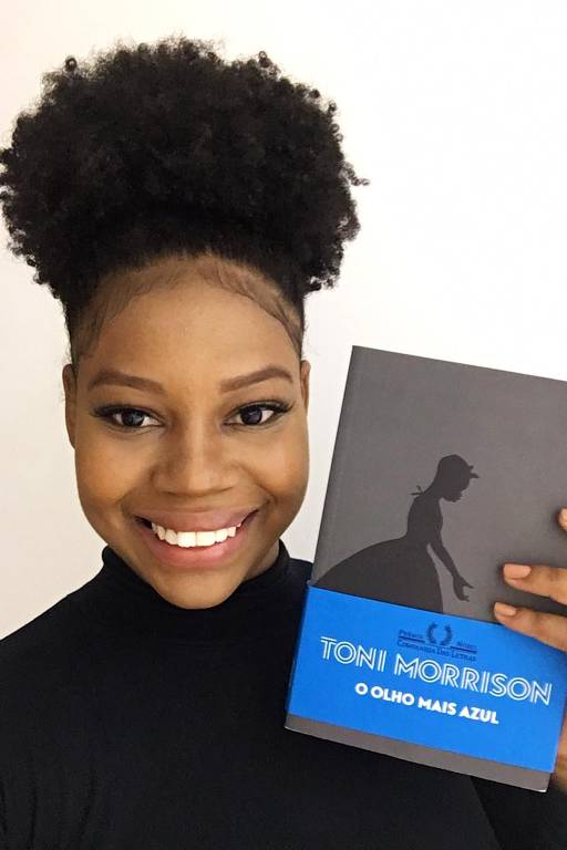 Denise Maiara dos Santos Seabra, 21, de Guarulhos (SP), com 'O Olho Mais Azul', de Toni Morrison