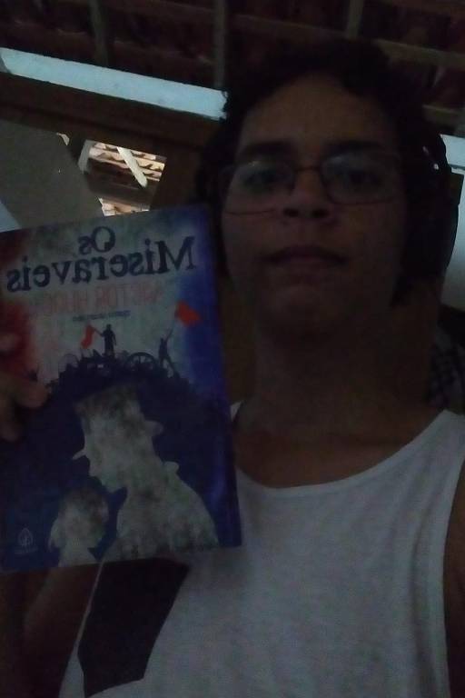 Kalisson Oliveira da Silva, 16, de Maceió (AL), com 'Os Miseráveis', de Victor Hugo