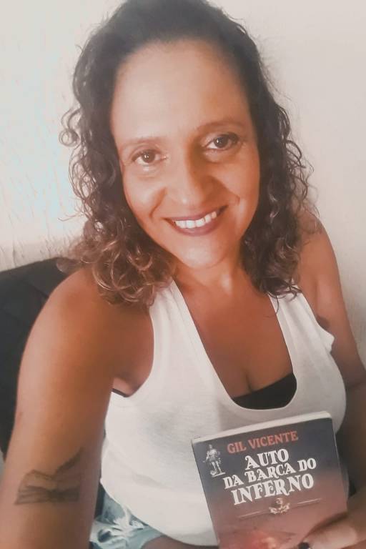 Carla Vitor, 49, de São Paulo (SP), com 'Auto da Barca do Inferno', de Gil Vicente