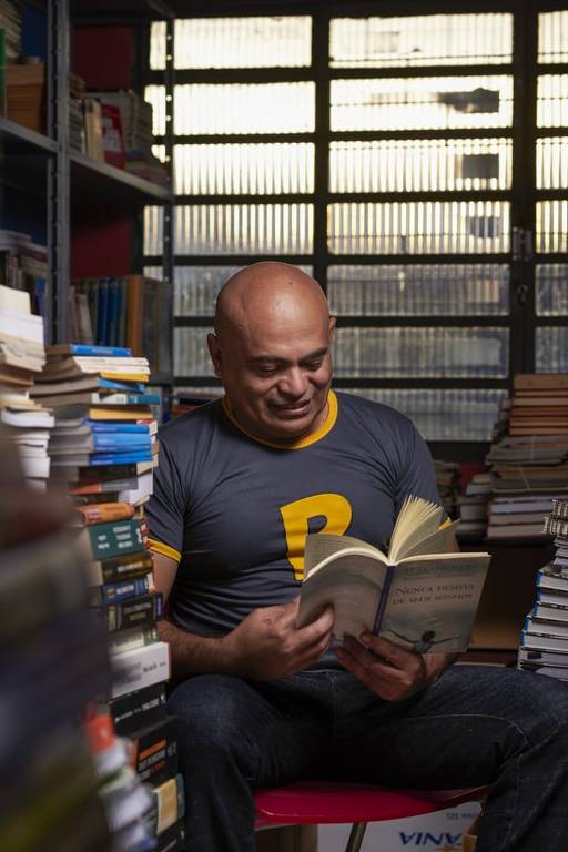 Ronilço Guerreiro, 52, de Campo Grande (MS), com 'Nunca Desista de Seus Sonhos', de Augusto Cury