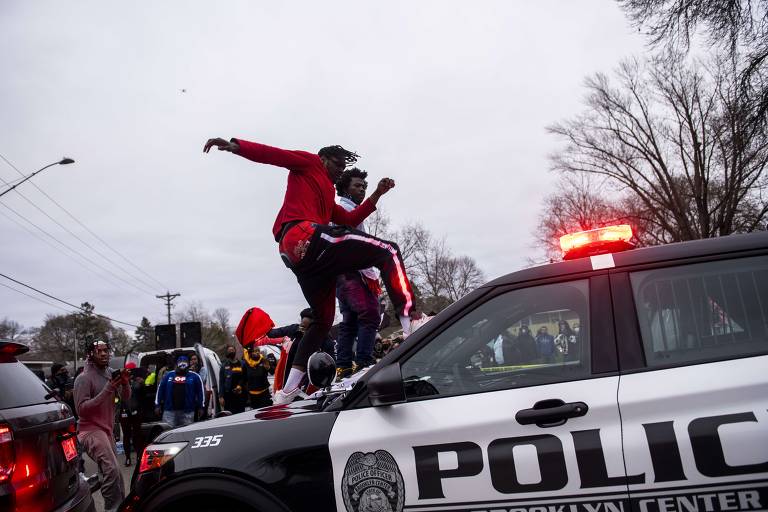 Protestos violentos contra morte de negro sufocado por policial se