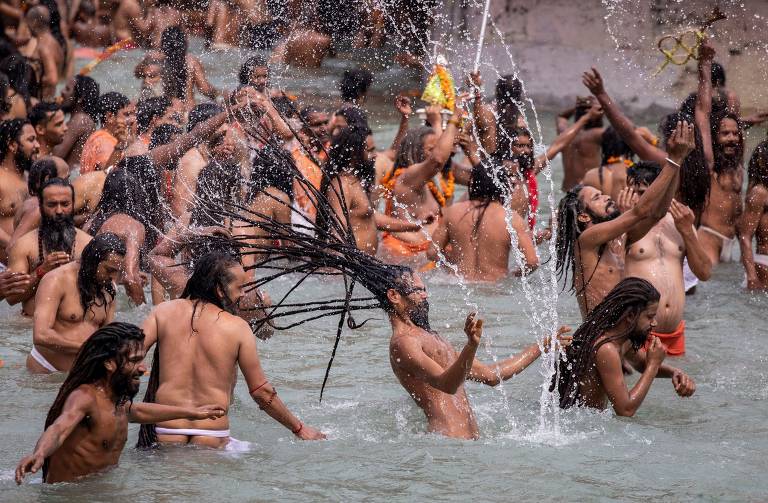 Quase um milhão de devotos aglomeram-se na Índia para festival religioso