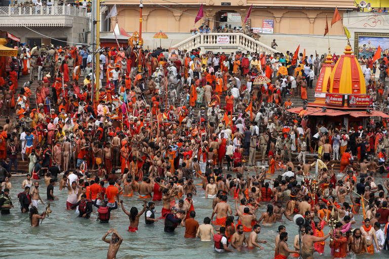 Devotos hindus participam do festival religioso de Kumbh Mela, em Haridwar, na Índia, em meio à pandemia de coronavírus