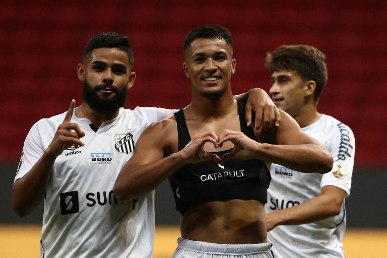 Ao lado de Felipe Jonatan (esq.) e Gabriel Pirani (dir), o atacante Marcos Leonardo comemora o seu gol no empate com o San Lorenzo, em Brasília
