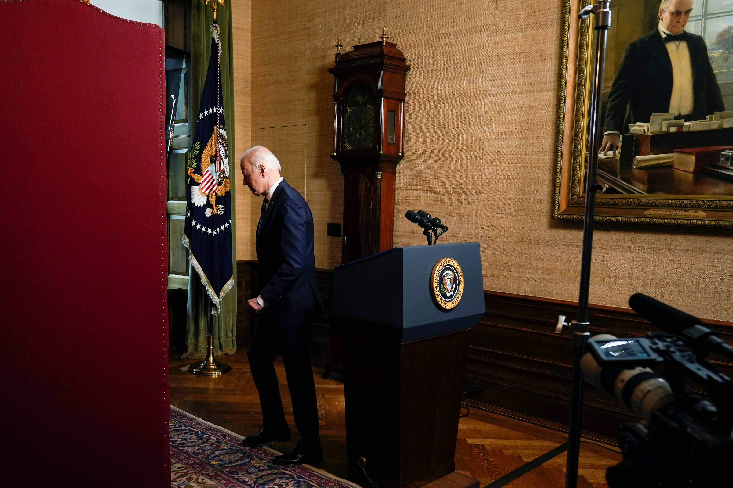 EUA têm desafios como a China, diz Biden ao anunciar saída do Afeganistão -  14/04/2021 - Mundo - Folha