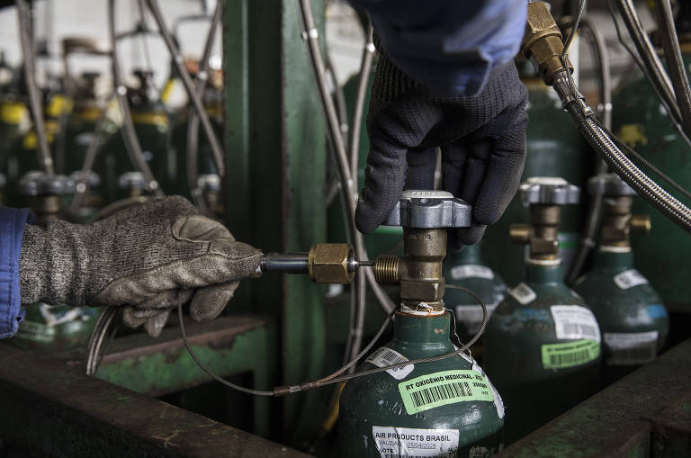 Na forma gasosa, envase de oxigênio medicinal pode ser feito em cilindros