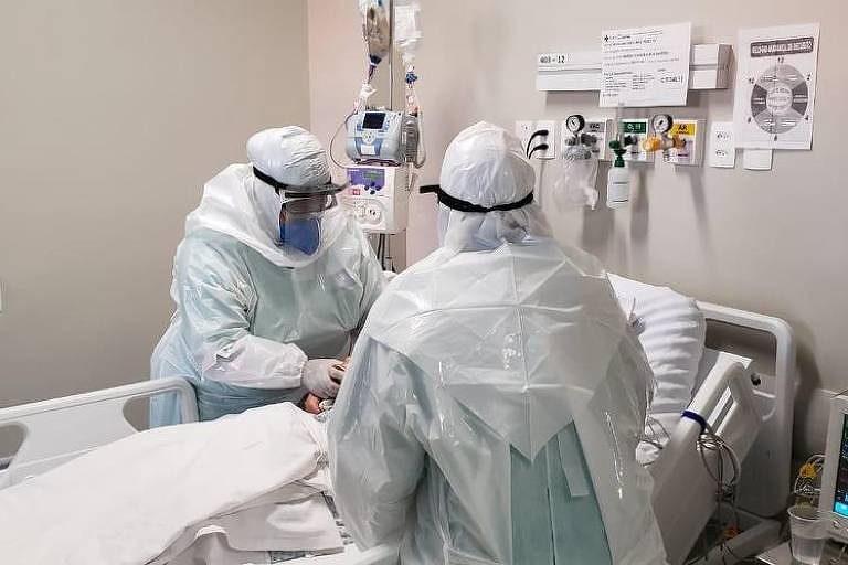 Médicos atendem paciente em uma unidade Covid em Betim, região metropolitana de BH