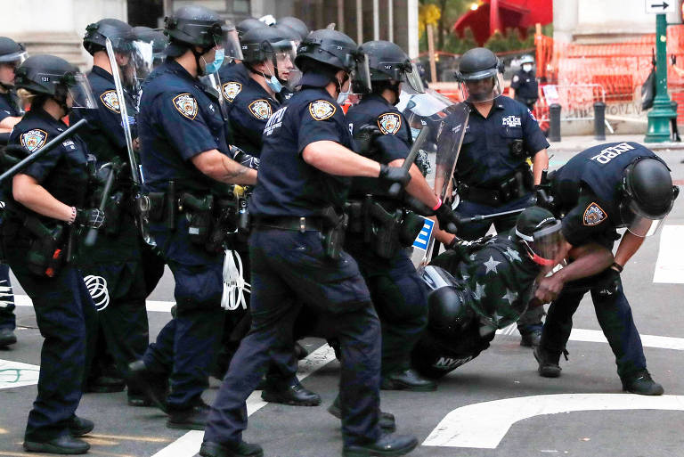 Policiais de Nova York prendem manifestante em Manhattan
