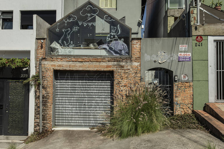 Conhecida por ser um dos bairros mais badalados da cidade, a Vila Madalena sofre uma visível transformação durante a fase mais restritiva de isolamento da pandemia; nas fotos, bares, lojas comerciais e restaurantes que fecharam as portas de vez nos últimos meses 