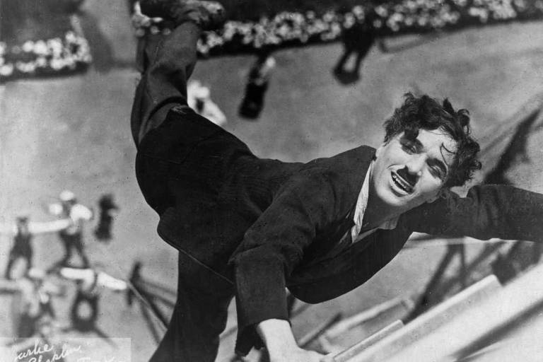 O ator Charles Chaplin durante cena do filme 'O Garoto'