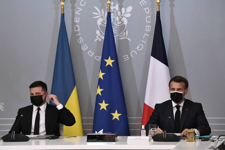 Zelenski (esq.) e Macron durante entrevista coletiva após encontro no Palácio do Eliseu, em Paris 