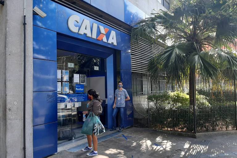 Caixa do Largo da Concórdia, no Brás (região central de SP), fica vazia no primeiro dia de saque do auxílio emergencial pelo público do Bolsa Família