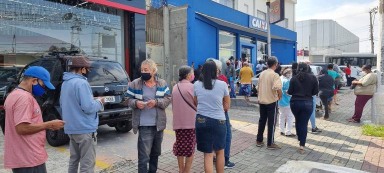 Agência da Caixa em São Miguel Paulista (zona leste de SP) tem fila no primeiro dia de saque do auxílio emergencial pelo público do Bolsa Família