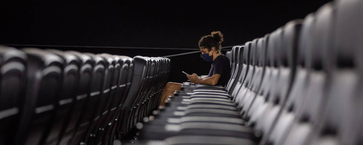 SÃO PAULO - SP - BRASIL. 10.10.2020: REABERTURA DOS CINEMAS. Após mais de seis meses fechados devido a pandemia da Covid-19, as salas de cinema da capital paulista voltaram a funcionar para o público. Movimentação no Cine Belas Artes na tarde de sábado. (Foto: Adriano Vizoni / Folhapress) Selene: 584939