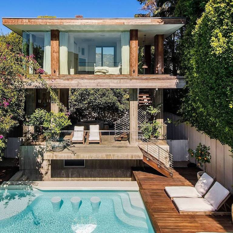Pamela Anderson coloca mansão em Malibu à venda