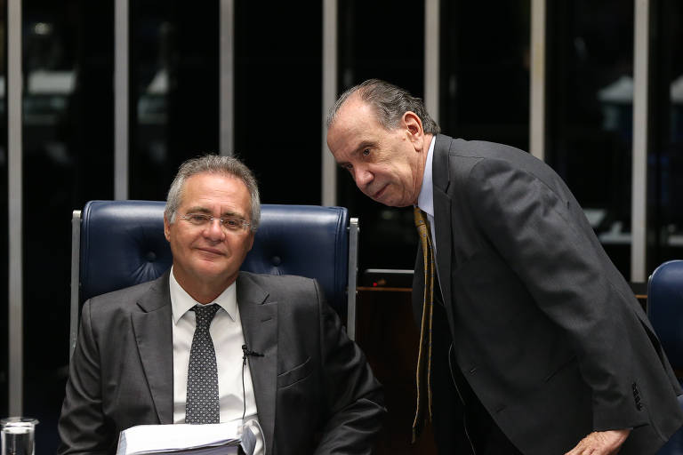 O então presidente do Senado, Renan Calheiros, conversa com o senador Aloyzio Nunes Ferreira (PSDB-SP) durante sessão para votar o segundo turno da PEC 55/ 2016, que trata do teto dos gastos públicos