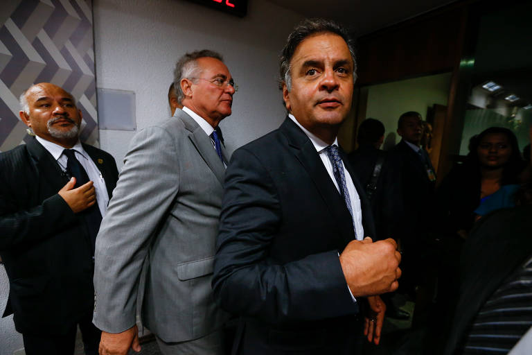 Renan Calheiros (PMDB-AL), ao lado do senador Aecio Neves (PSDB-MG) no Plenário da Comissão de Consituição e Justiça do Senado durante votação do projeto de lei que pune o  Abuso de Autoridade