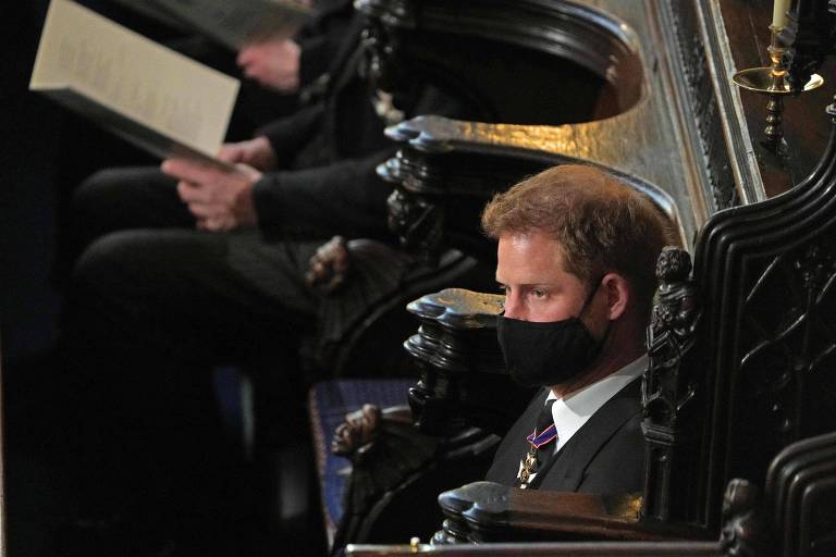 Membros da família real se sentam distantes uns dos outros em funeral do príncipe Philip