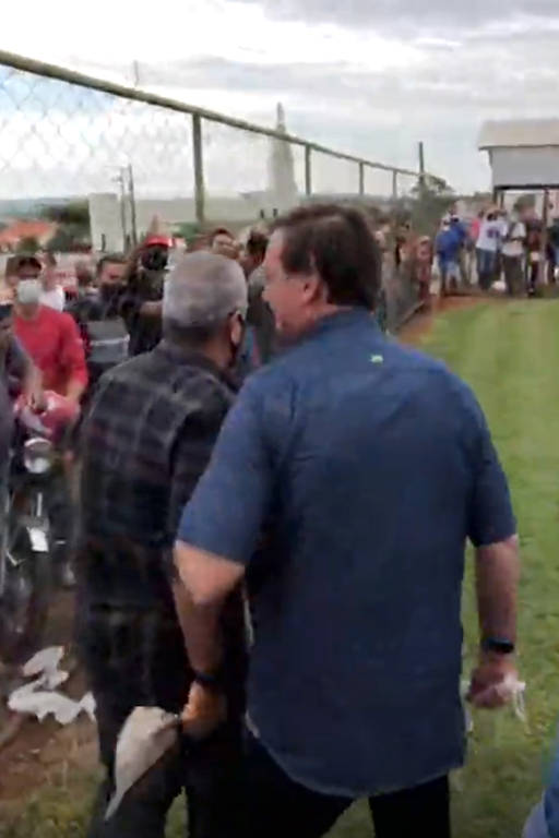 Presidente Jair Bolsonaro cumprimenta apoiadores em Goianápolis (GO); sem cumprir protocolos sanitários, presidente apertou ao menos 144 mãos antes de pegar um bebê