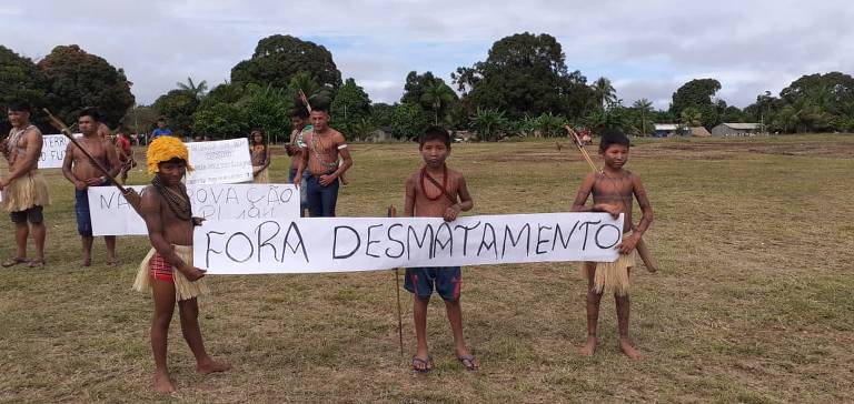 Manifestação realizada neste domingo (18/4) na aldeia indígena Missão São Francisco do Rio Cururu, no Pará, conta o projeto de lei 191, que libera a mineração em terras indígenas; tensão entre indígenas aliciados por garimpeiros e aqueles que combatem o garimpo ilegal eclodiu no final de março, quando o grupo aliado a empresários vandalizou a sede da Associação das Mulheres Munduruku Wakorun, em Jacareacanga (PA)