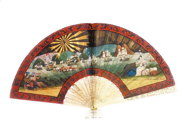 Leque feito na China no século 19 que alude à chegada da família real portuguesa no Rio de Janeiro em 1808