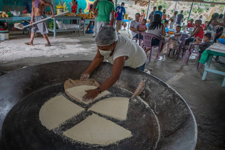 Preparação de beiju na Feira Tuyuka