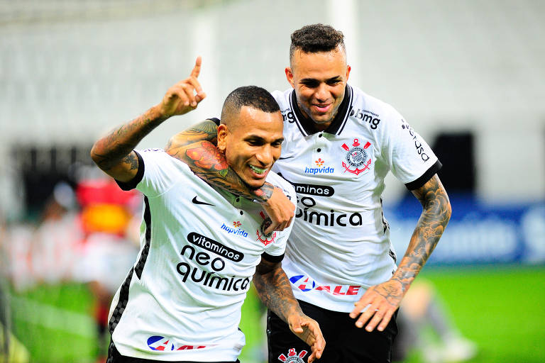 Otero comemora com Luan seu gol, na partida entre Corinthians e Ituano, na noite deste domingo (18), em Itaquera