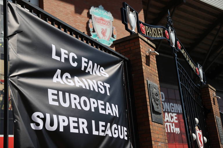 Cartaz com a frase "Fãs do LFC contra a Superliga europeia", em inglês