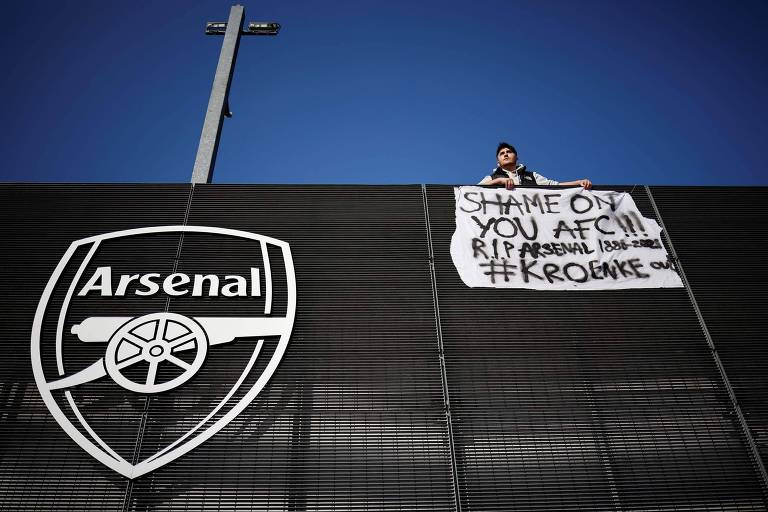Torcedor protesta contra Superliga europeia no estádio do Arsenal, um dos 12 fundadores