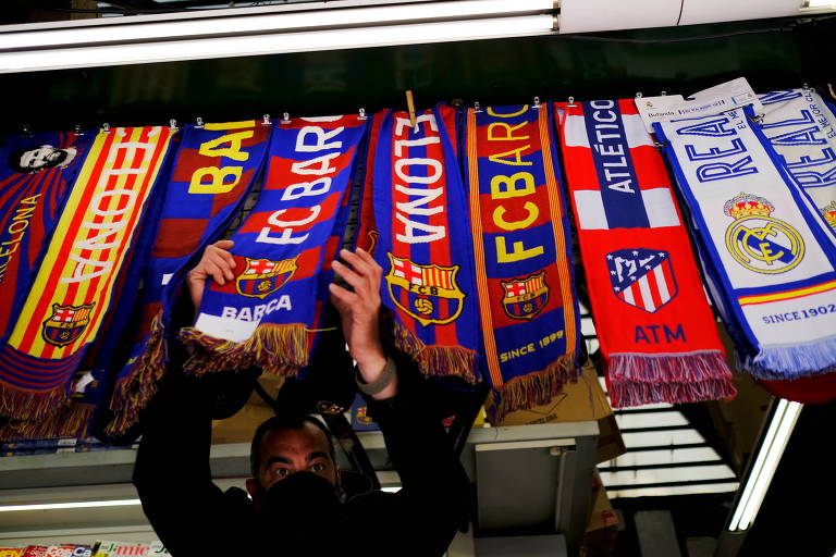 Cachecóis de Barça, Atlético e Real Madrid à venda em loja de Barcelona. Os três são fundadores da Superliga