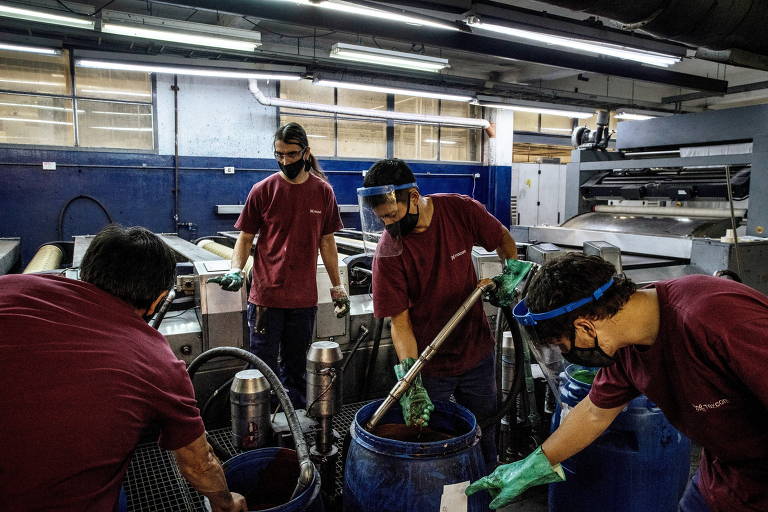Trabalhadores em uma fábrica têxtil em Don Torcuato, perto de Buenos Aires. A companhia fabrica tecidos para marcas esportivas internacionais, mas desde maio fornece material para máscaras