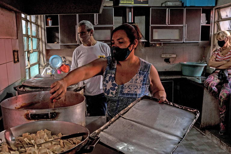 Voluntários na cozinha de uma favela em Buenos Aires