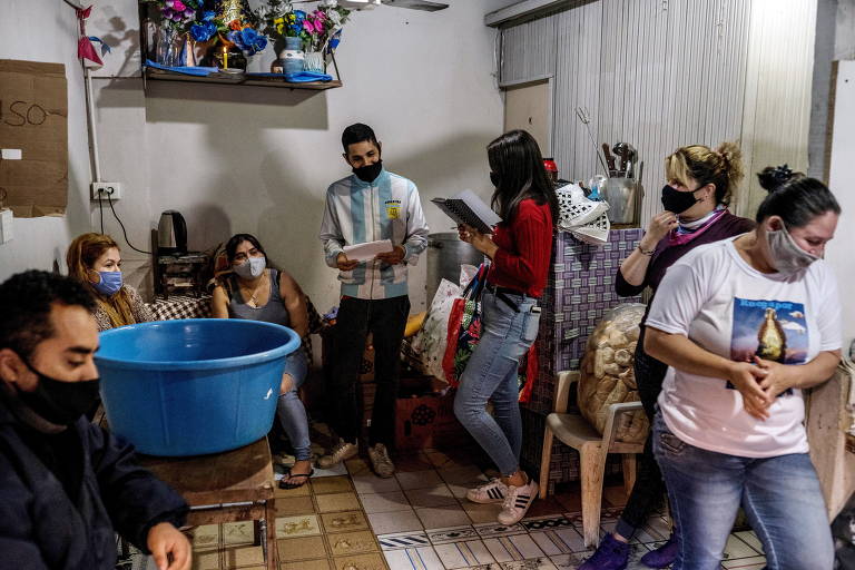 Voluntários na cozinha de uma favela em Buenos Aires