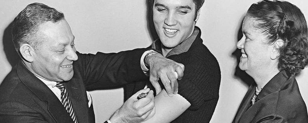 Elvis Presley toma a vacina contra a poliomielite em 1956 no programa The Ed Sullivan Show, da TV americana 
