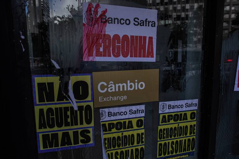 Cartazes e mão com tinta na sede do banco Safra na avenida Faria Lima, em São Paulo