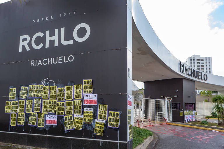 Fachada da Riachuelo com cartazes com os dizeres 'não aguento mais', na zona norte de São Paulo