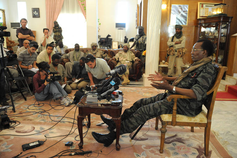 O ditador do Chade, Idriss Déby, durante entrevista em seu palácio presidencial