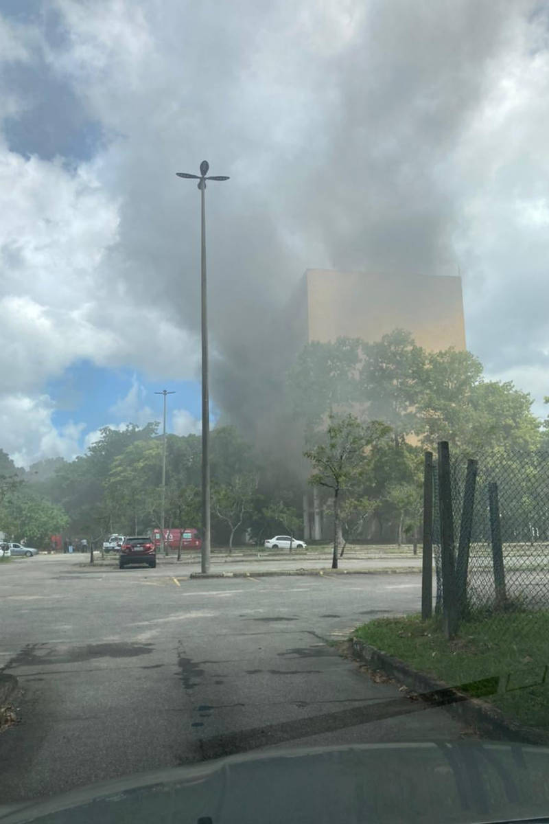 Fogo Na UFRJ - 20/04/2021 - Incendio - Fotografia - Folha De S.Paulo