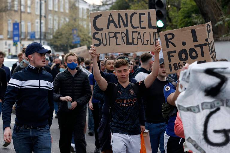 Torcedores do Chelsea protestam contra a criação da Superliga em Londres, nesta terça (20)