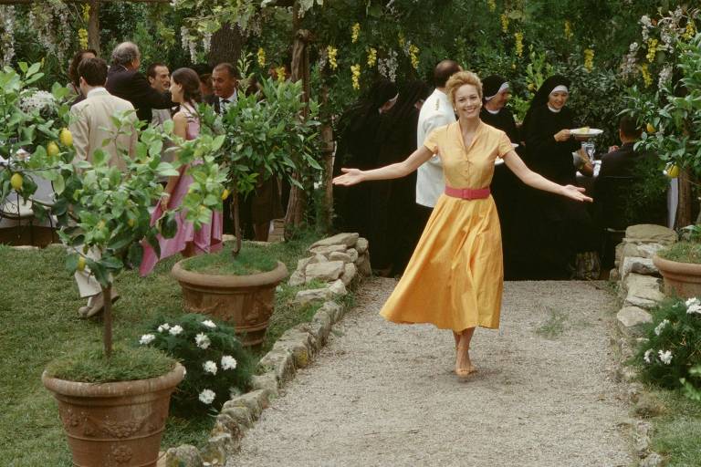 A atriz Diane Lane em cena do filme sob o "Sol da Toscana", baseado no livro de mesmo nome 

