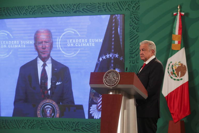 Presidente do México, Andres Manuel Lopez Obrador, ouve presidente dos EUA, Joe Biden, durante Cúpula de Líderes sobre o Clima, que acontece virtualmente