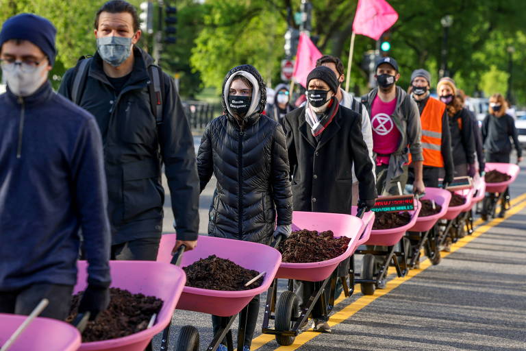 Grupo protesta contra plano contra o aquecimento global de Joe Biden; manifestantes levam esterco de vaca para despejar ao lado da Casa Branca