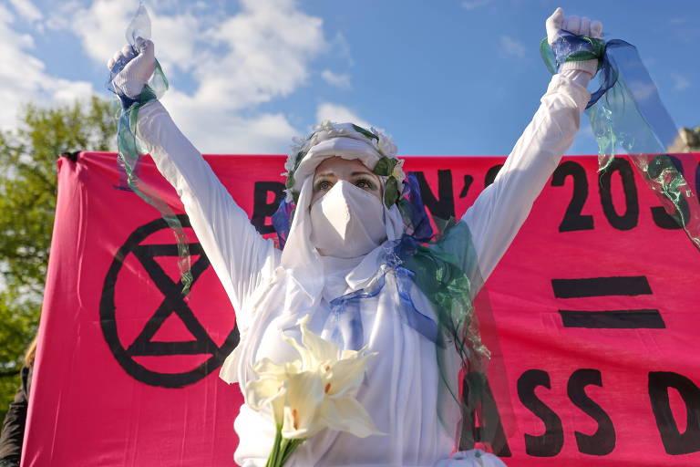 Grupo protesta contra plano contra o aquecimento global de Joe Biden