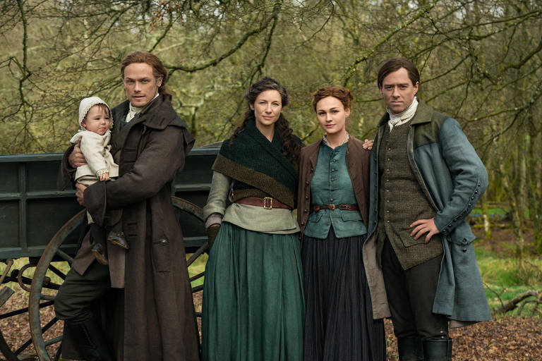 Atores vestidos com roupas do século 19 em cena de "Outlander"