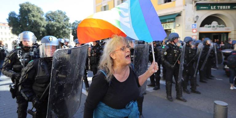 Mulher de 73 anos em protesto contra o governo da França